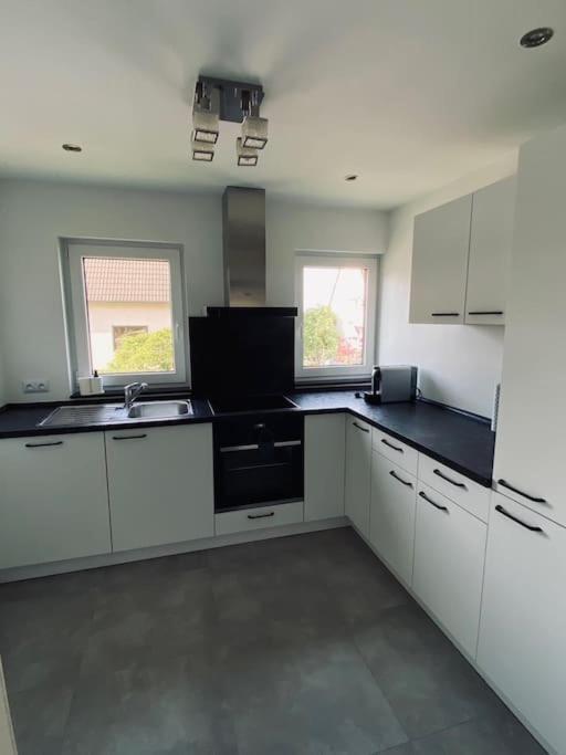 באיירוט Moderne Und Stilvolle 3 Zimmer Wohnung מראה חיצוני תמונה